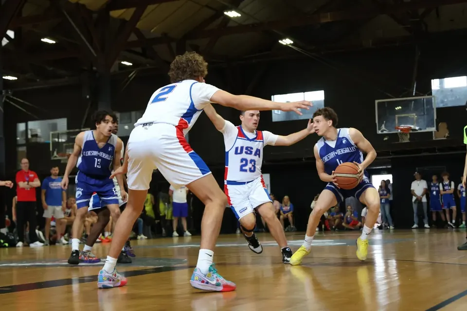 Jugador de baloncesto frente a dos defensores