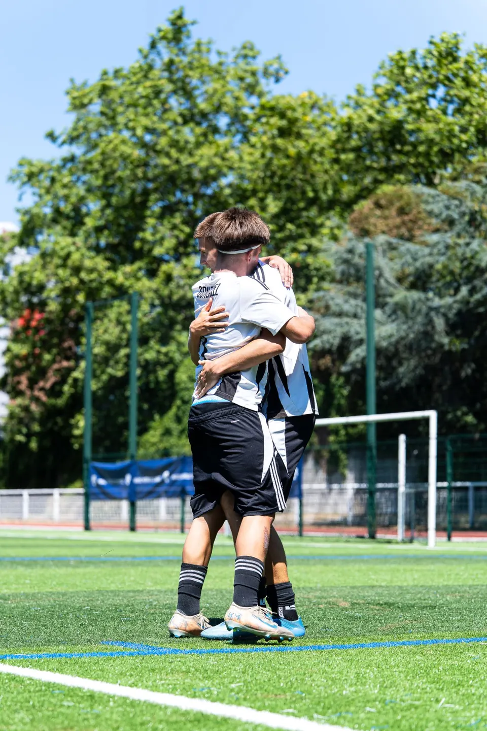 Deux joueurs s’enlaçant après un match