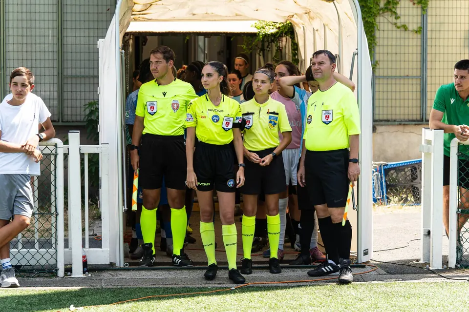 Arbitres officiels prêts à entrer sur le terrain